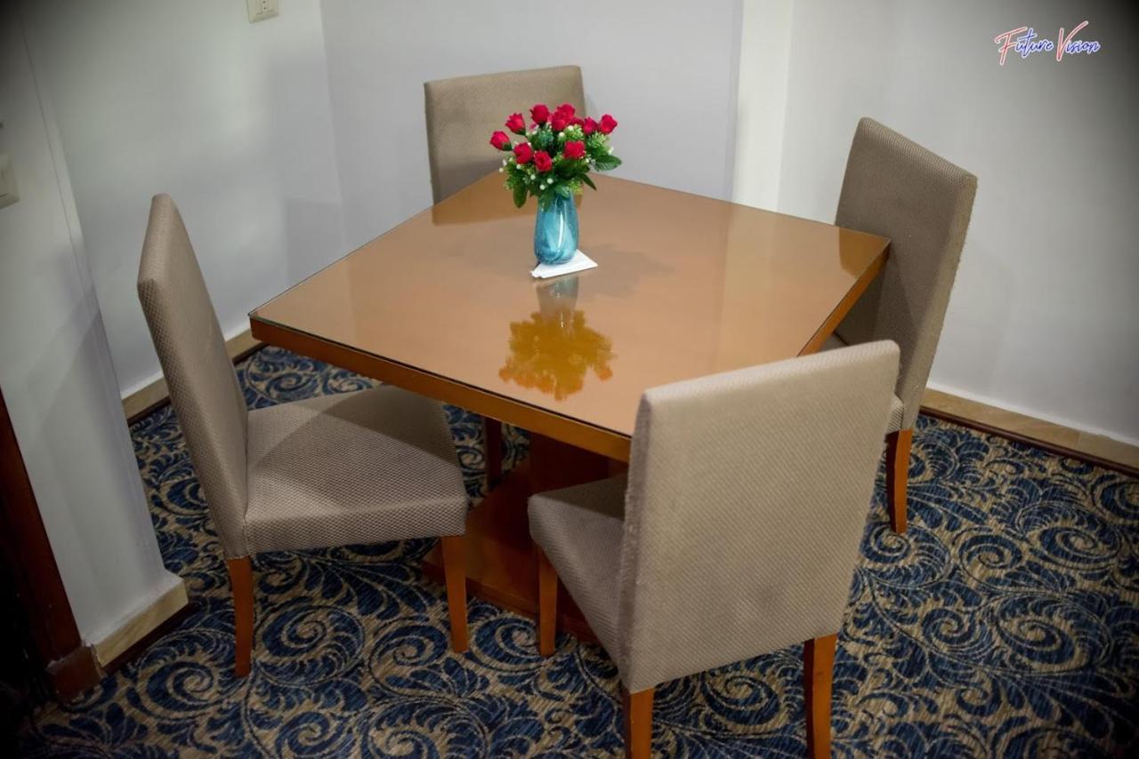Rehana Plaza Hotel Caïro Buitenkant foto A dining table with four chairs